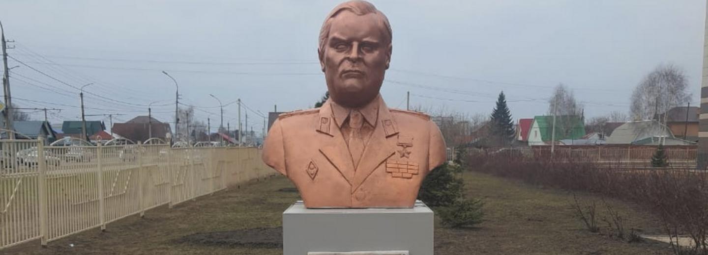 Отреставрированный бюст героя Советского Союза вернули на прежнее место