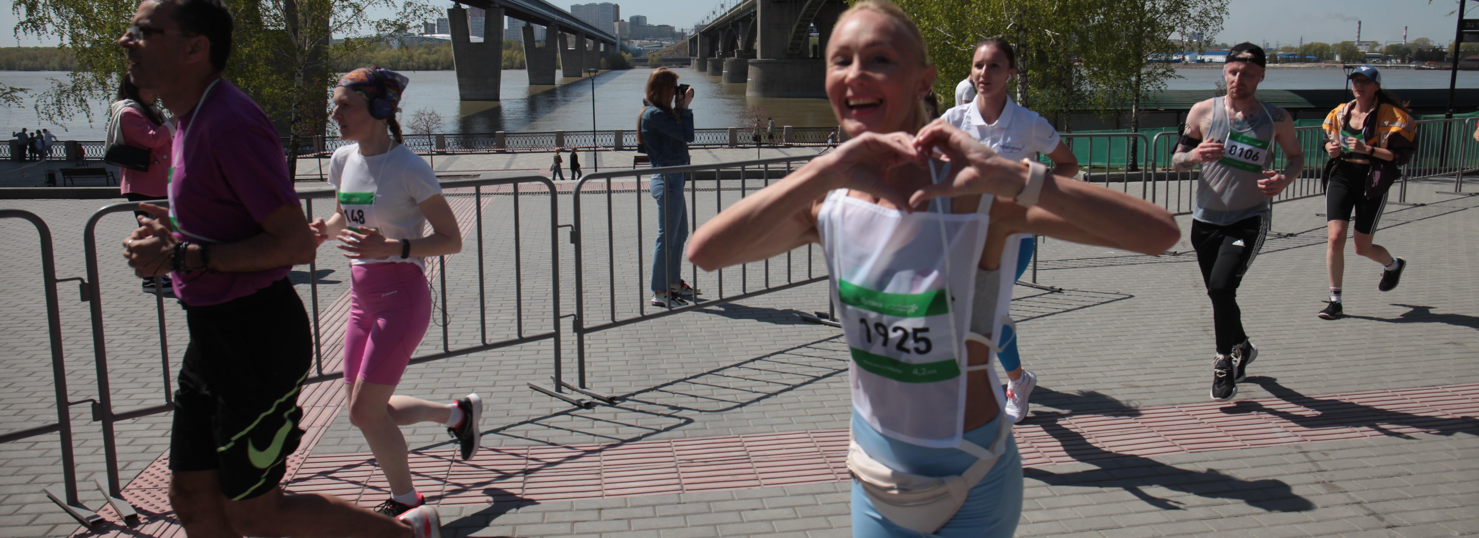 Дети и взрослые пустились в зелёные бега на Михайловской набережной