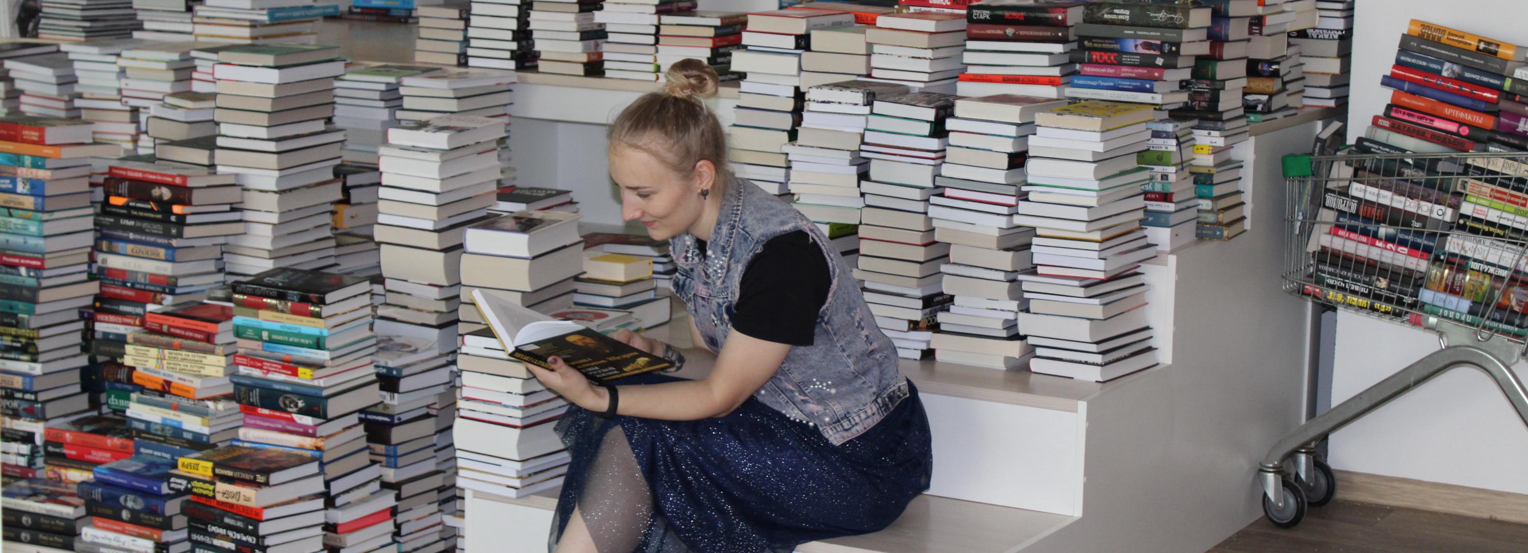 Тонну новых книг привезли в модельную библиотеку на Красном проспекте