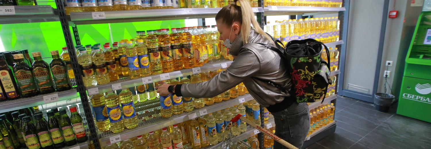 Бизнесмены накормили волонтёров мороженым и бутербродами