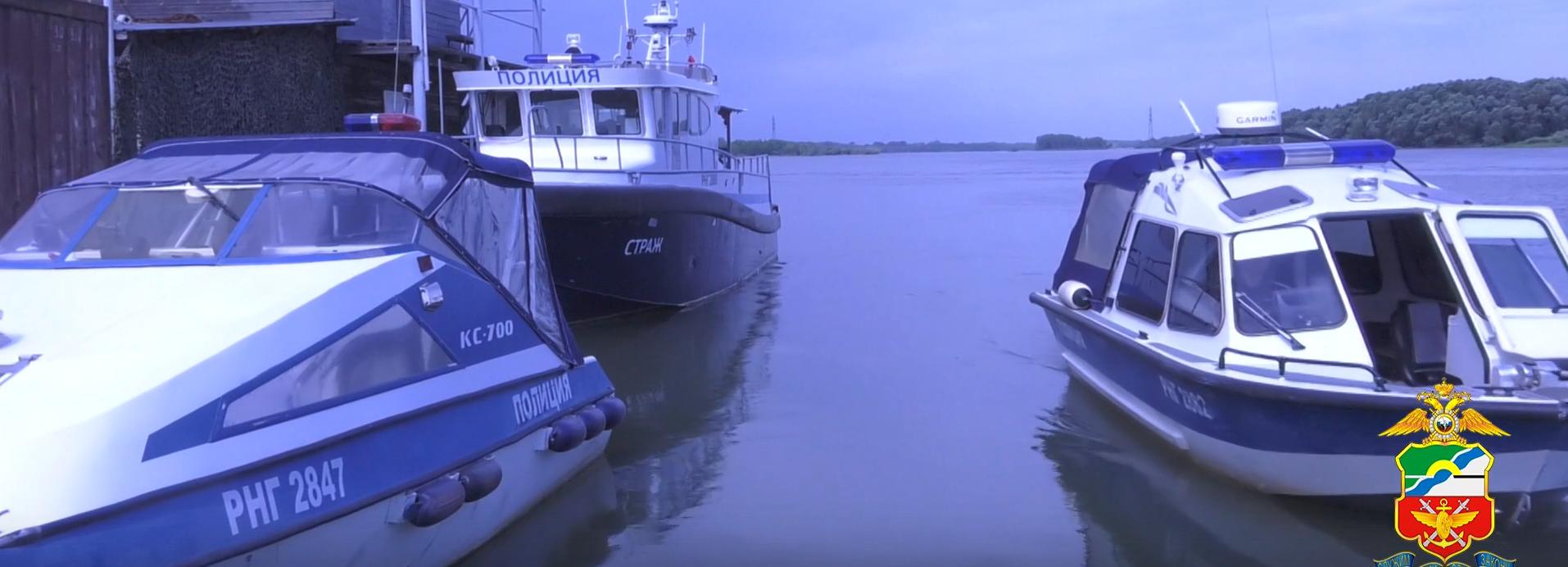 Двух человек эвакуировали с заглохшей лодки у острова Саранок