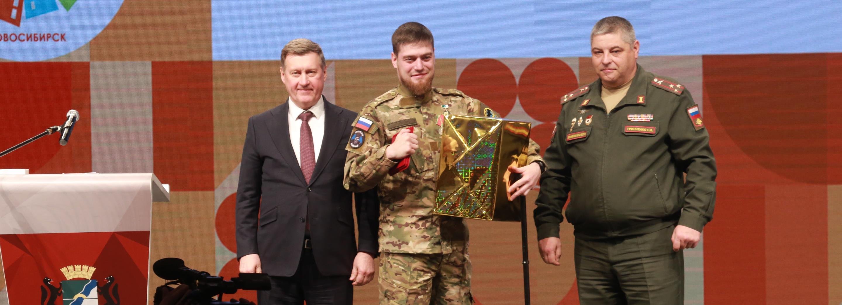 Мэр Локоть вручил председателю ТОСа медаль Суворова за участие в СВО