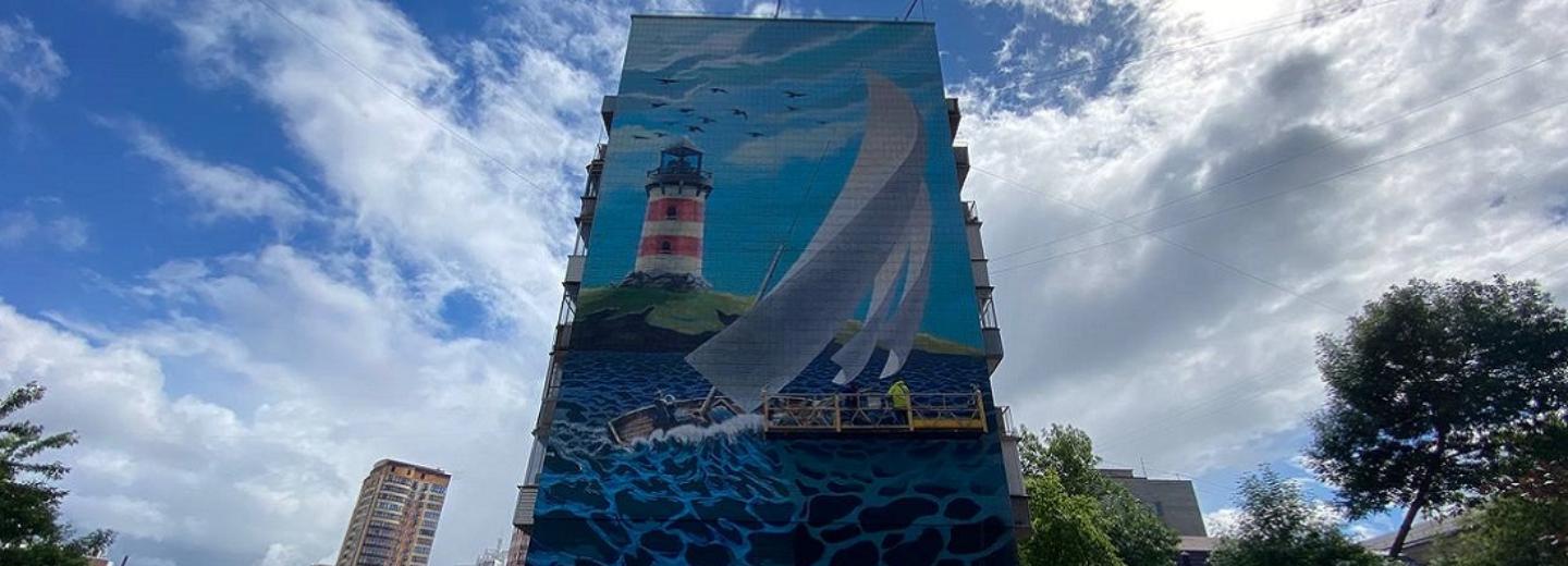 Огромный маяк появился на фасаде девятиэтажки в центре Новосибирска