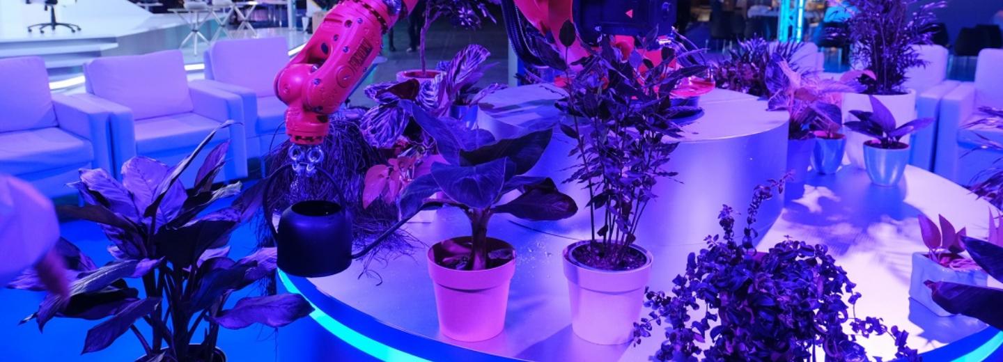 Робота-лейку и перчатки с подогревом показали в Экспоцентре