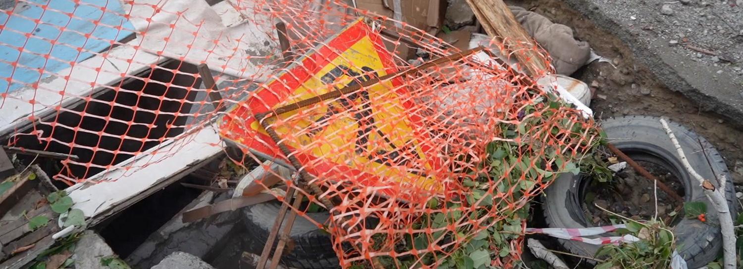 Огромная яма с кипятком возникла в асфальте на улице Станиславского