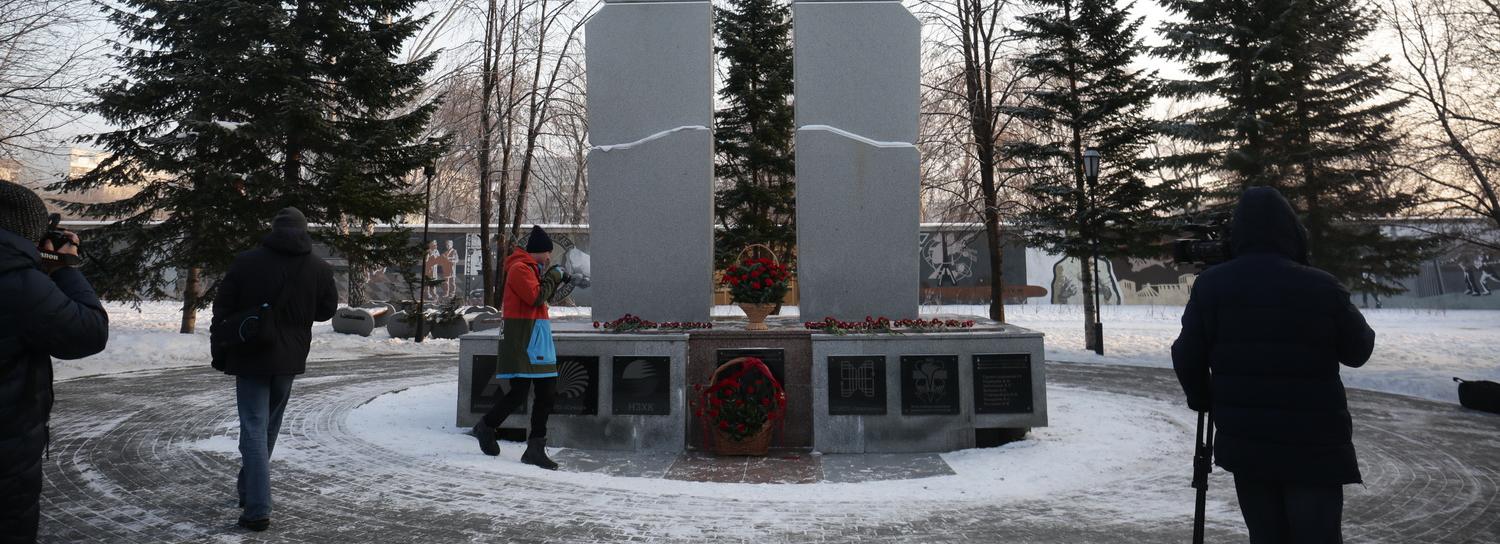 Цветы — чернобыльцам: в Новосибирске почтили память строителей саркофага