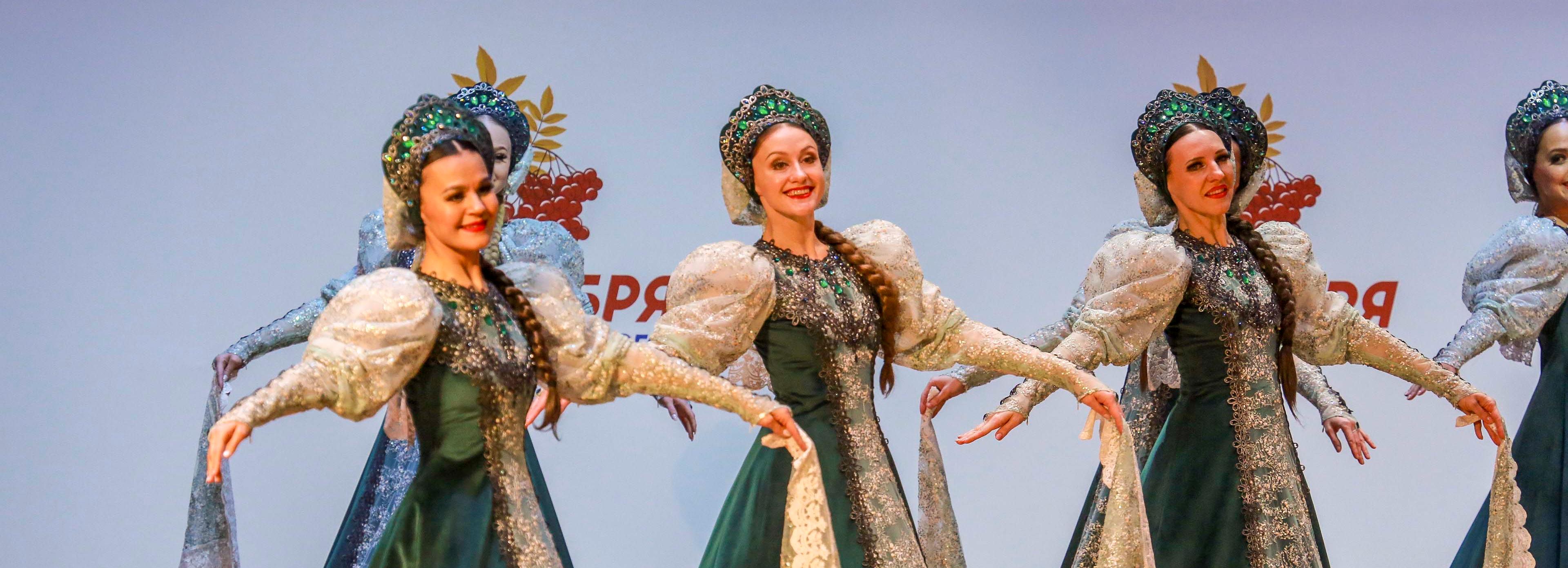 Сибирячки сплели ангелов из соломы и надели венок невесты в зале Каца