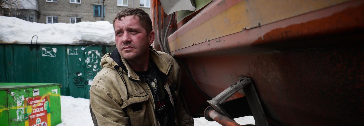 Водитель мусоровоза: «Люди кидают в баки старые колёса, не задумываясь»