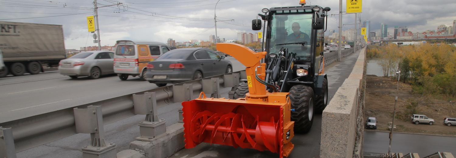 Уникальный белорусский погрузчик показали мэру Локтю