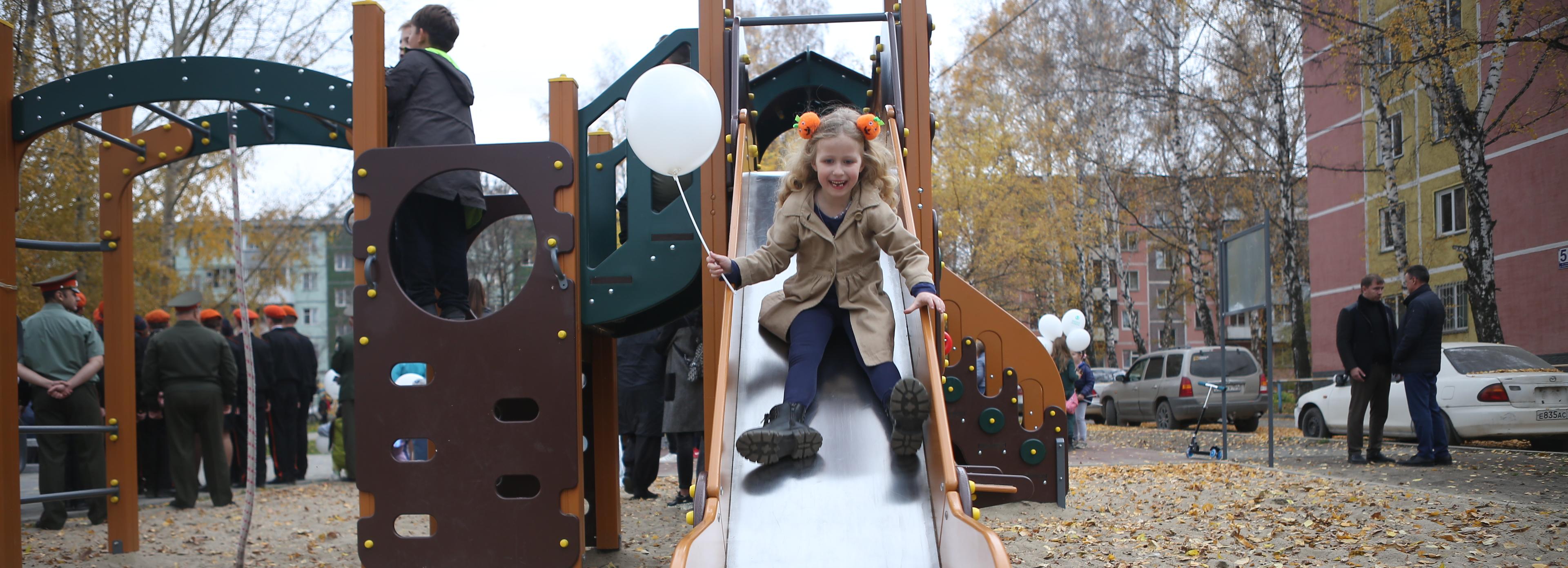 Новый сквер с брусчаткой и каруселью открыли на улице Кошурникова