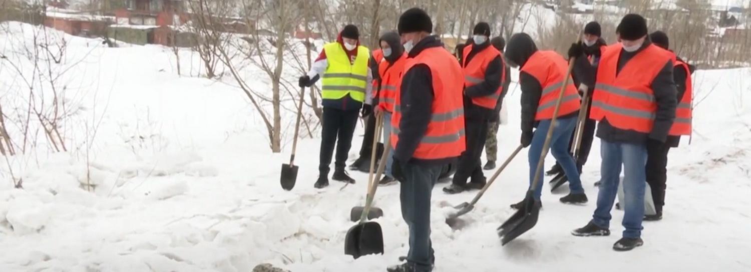 По сугробам к исправлению: осуждённые убирают снег в Новосибирске