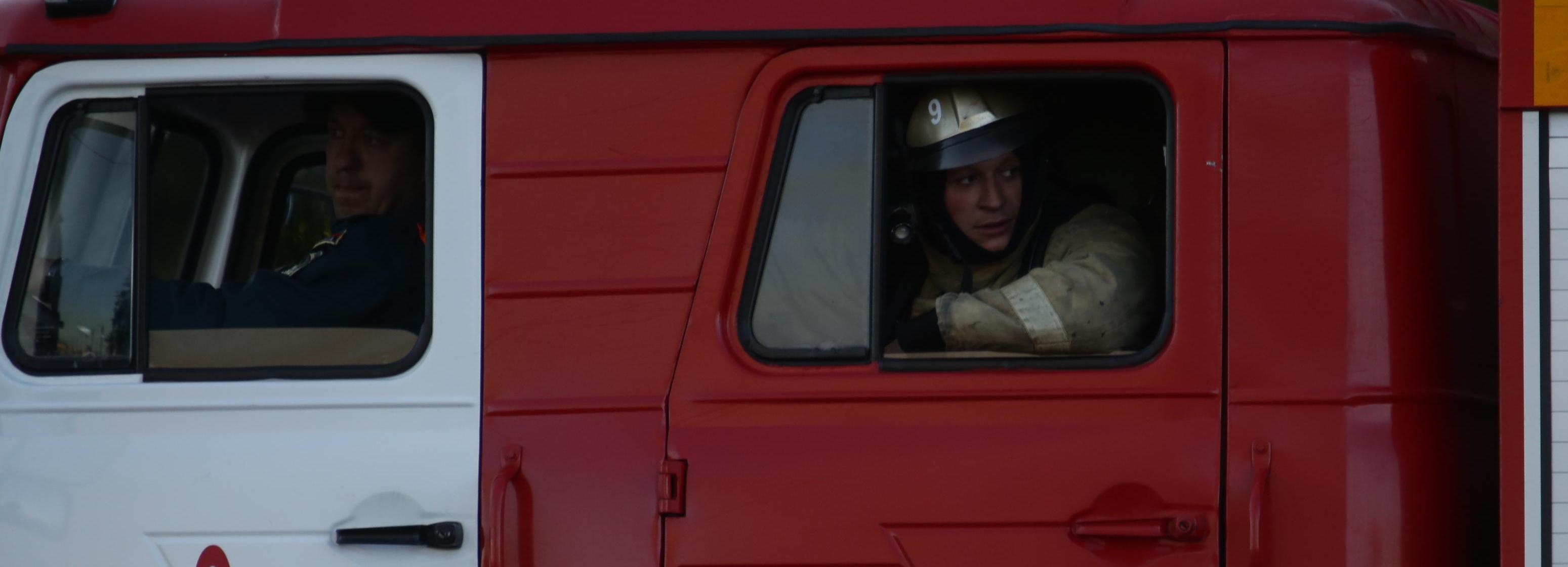 Крупный пожар потушили на улице Оренбургской в Новосибирске