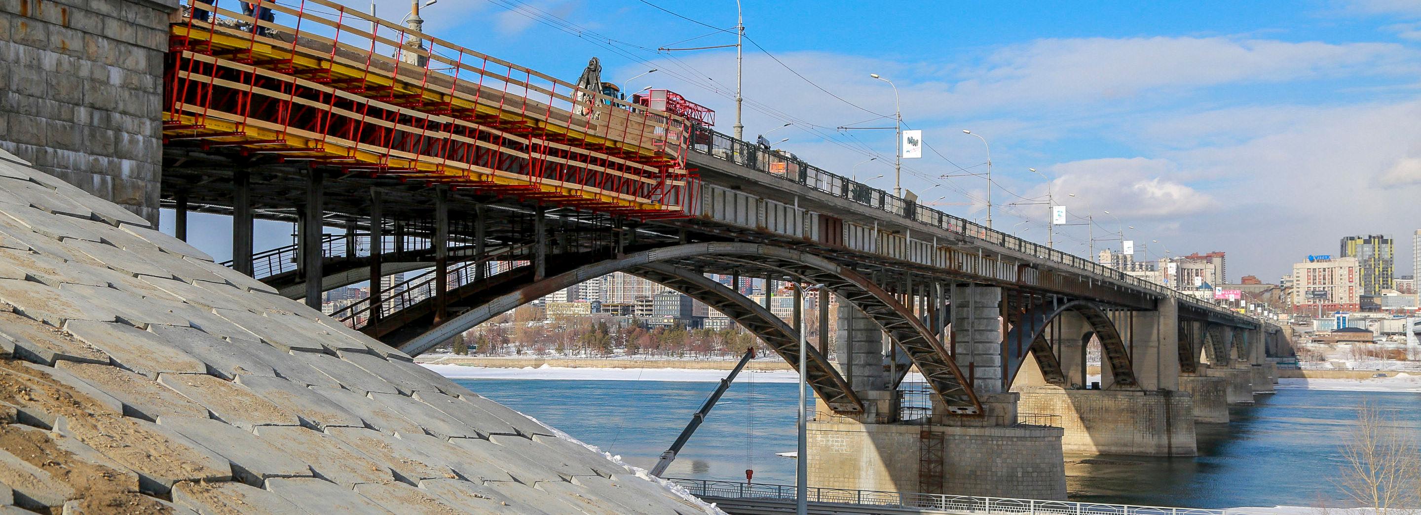 На одной стороне Октябрьского моста завершили ямочный ремонт