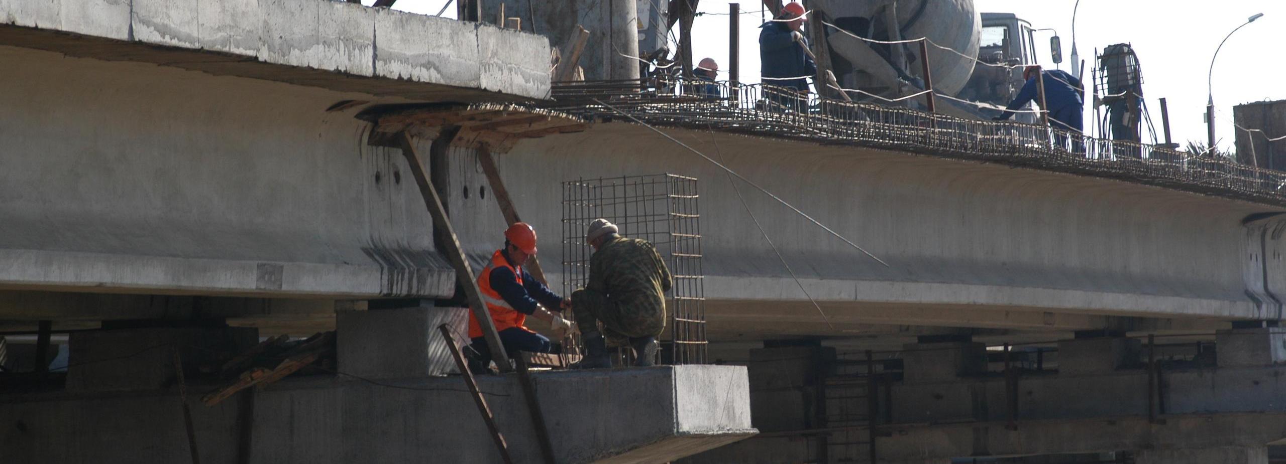 Три пролёта 150-метровой эстакады в Кольцово полностью перекрыли балками