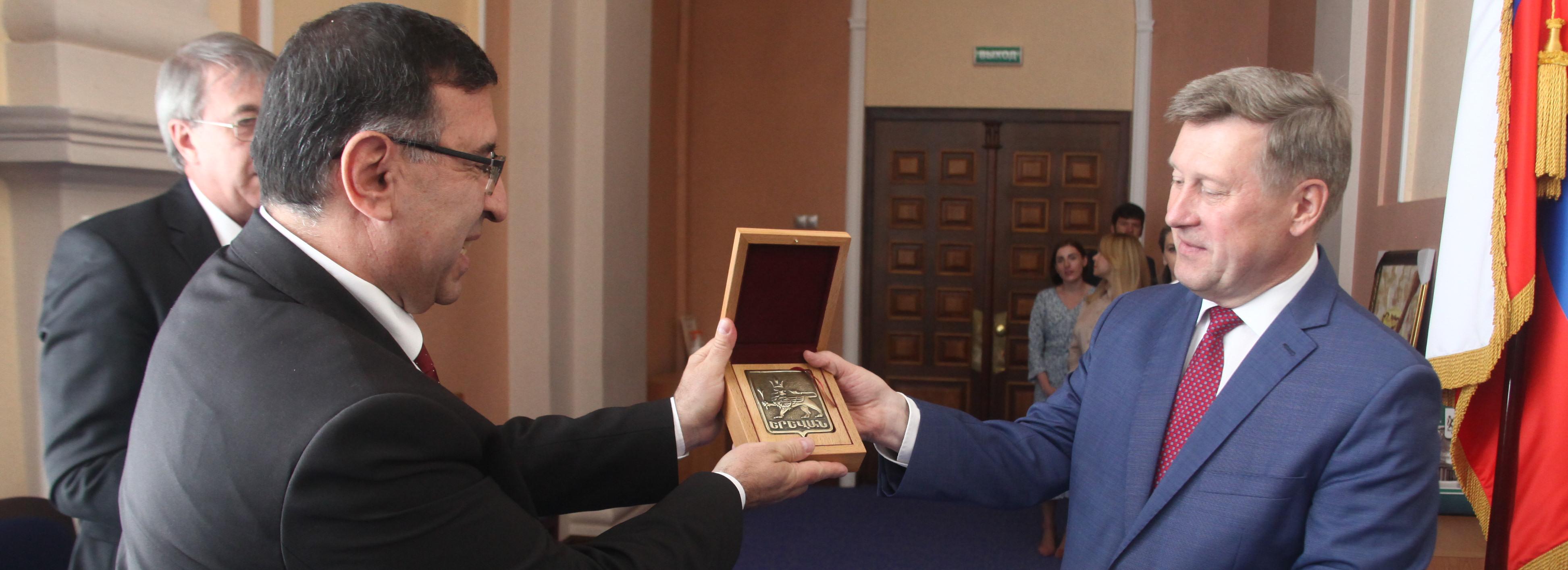 Четыре делегации городов-побратимов приехали на праздник в Новосибирск