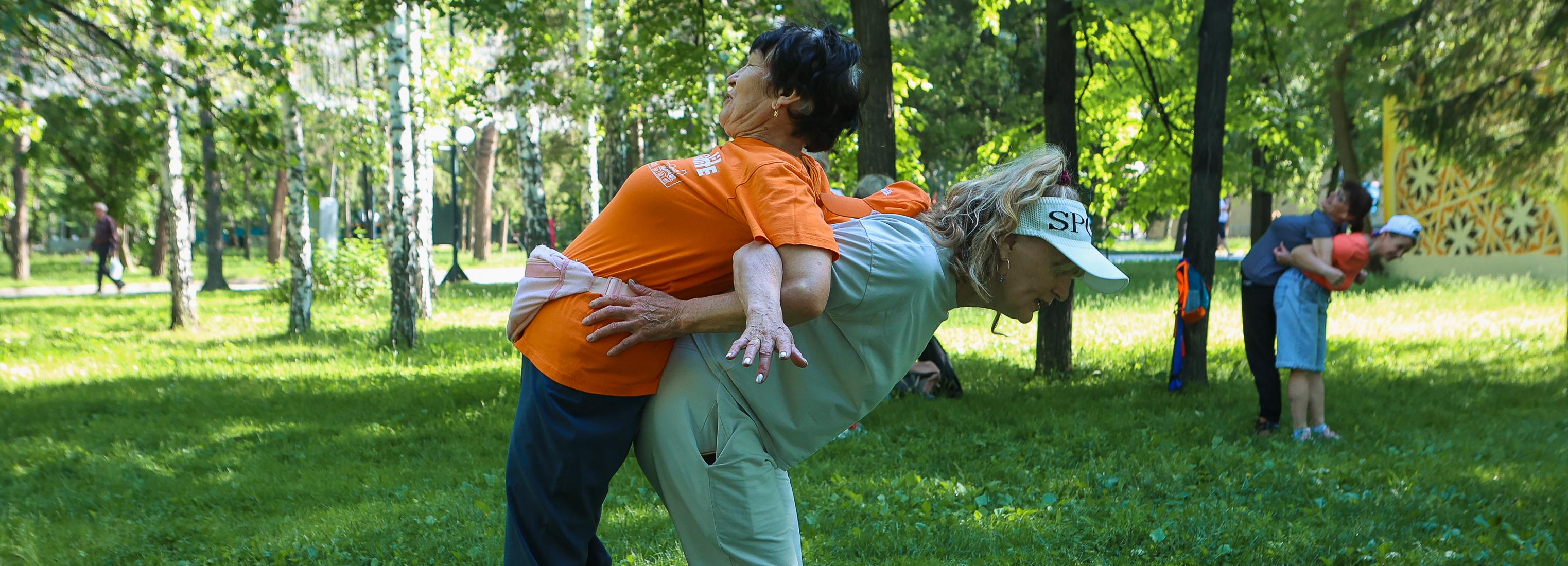 Укрепить позвоночник и сесть на шпагат: открыт сезон парковой гимнастики