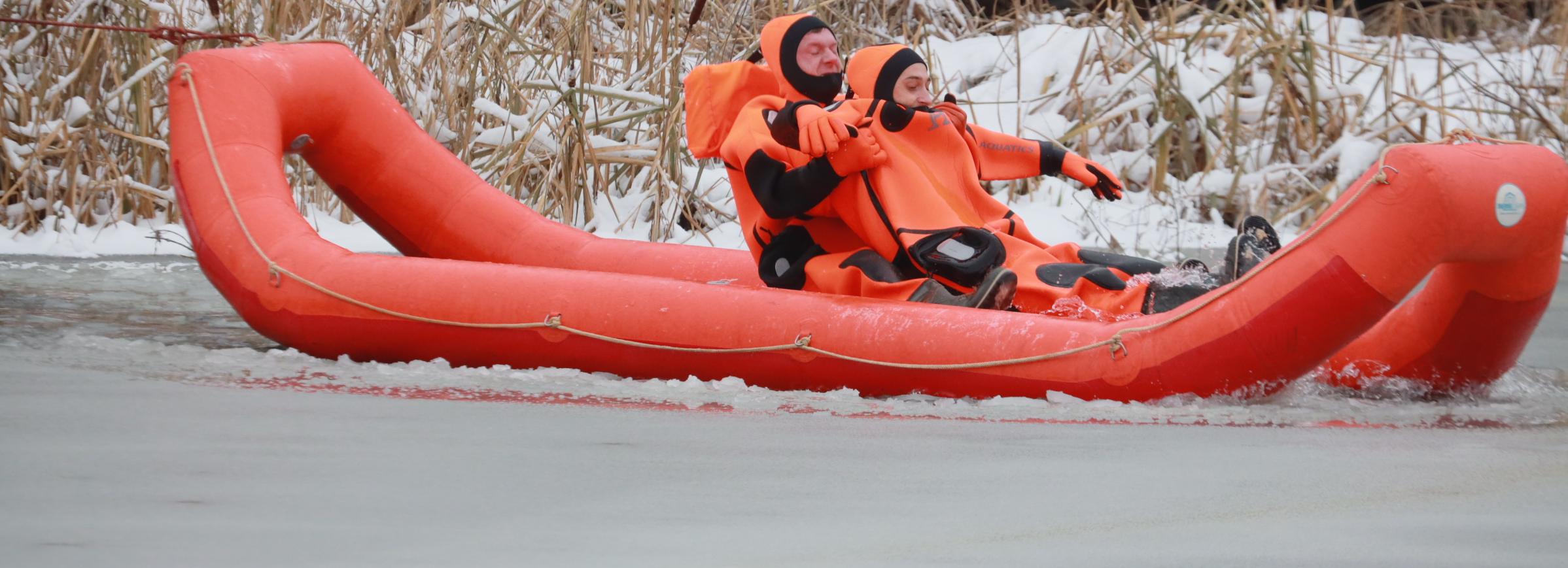 Спасение утопающих: МАСС провела тренировку на льду озера в Дзержинке