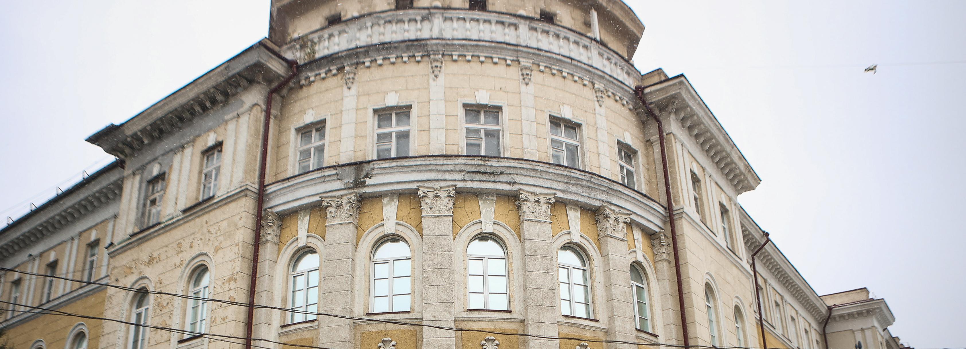 Ничего себе ампир: ходим по Академии искусств в новосибирском ДК Попова