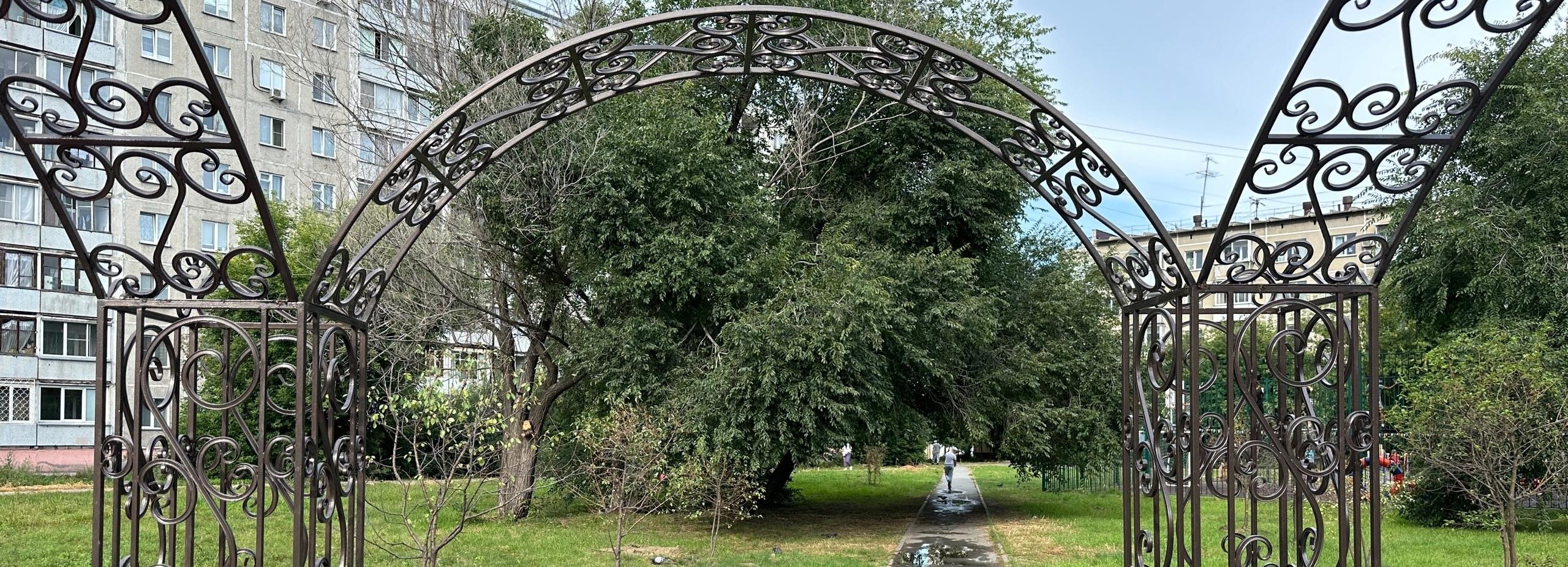 Сквер Танкистов с яблонями и спиреями разбили на левом берегу