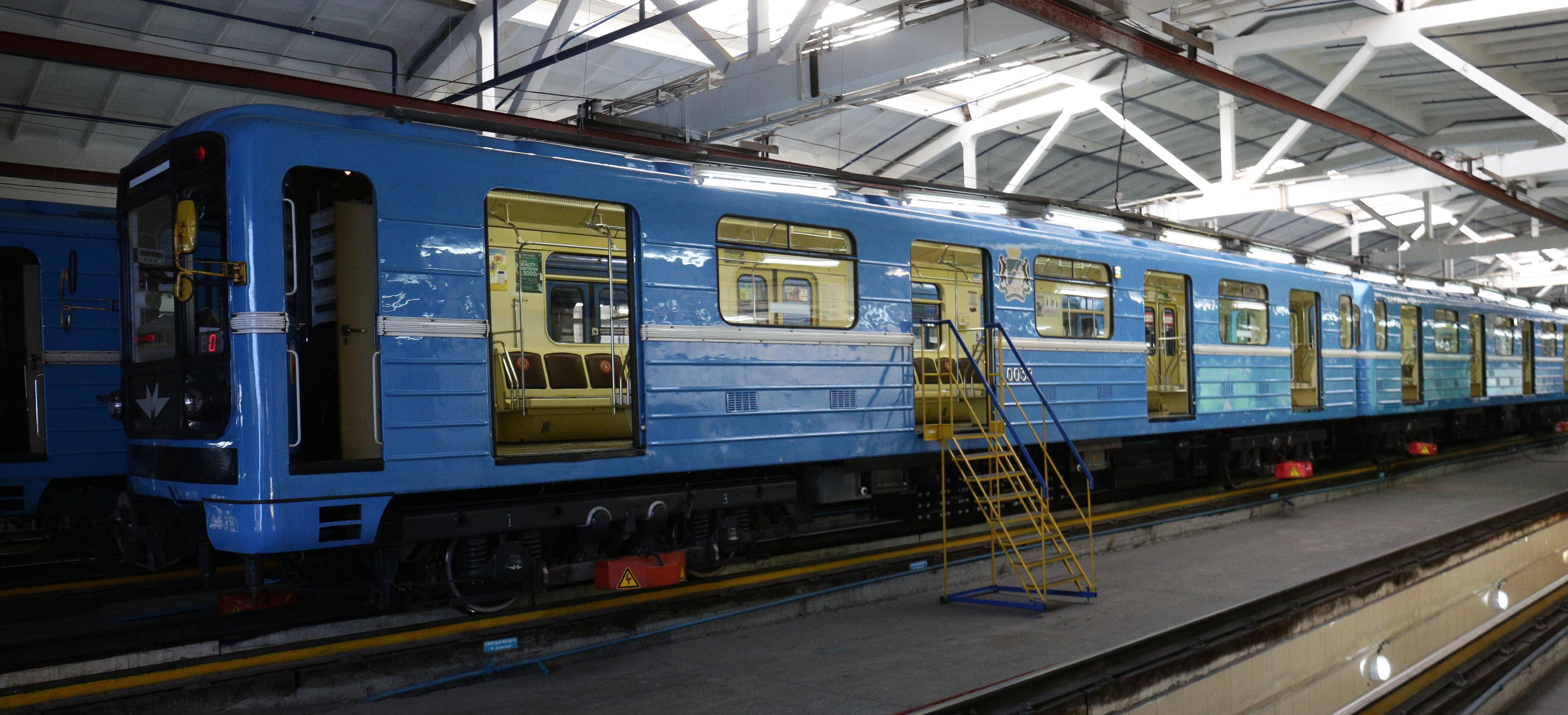 Пятивагонный поезд на тысячу пассажиров запустили в метро Новосибирска