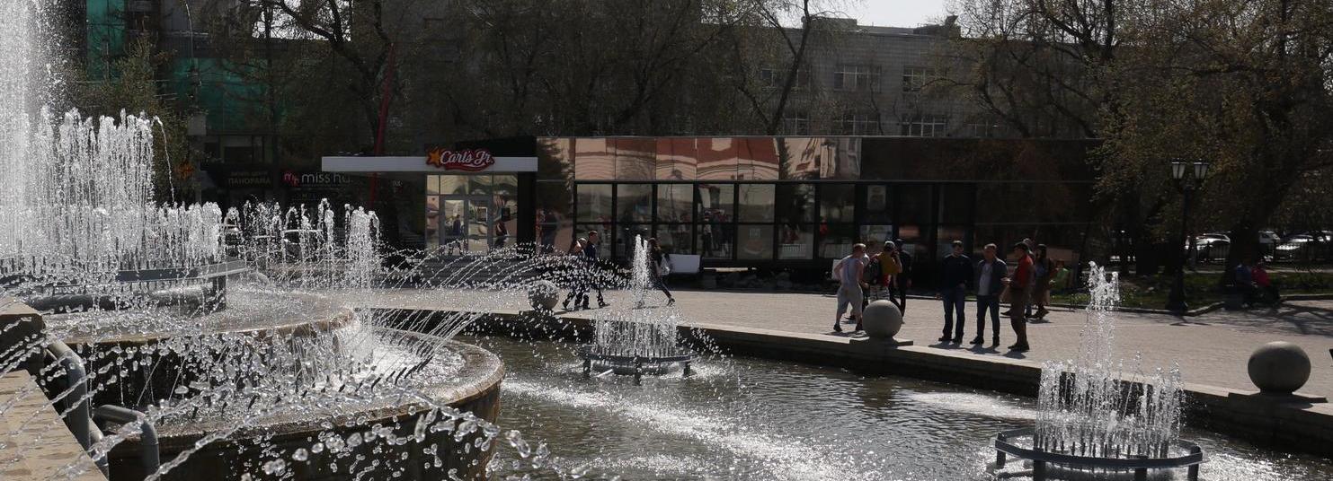 Деревянный настил убирают у бургерной в Первомайском сквере