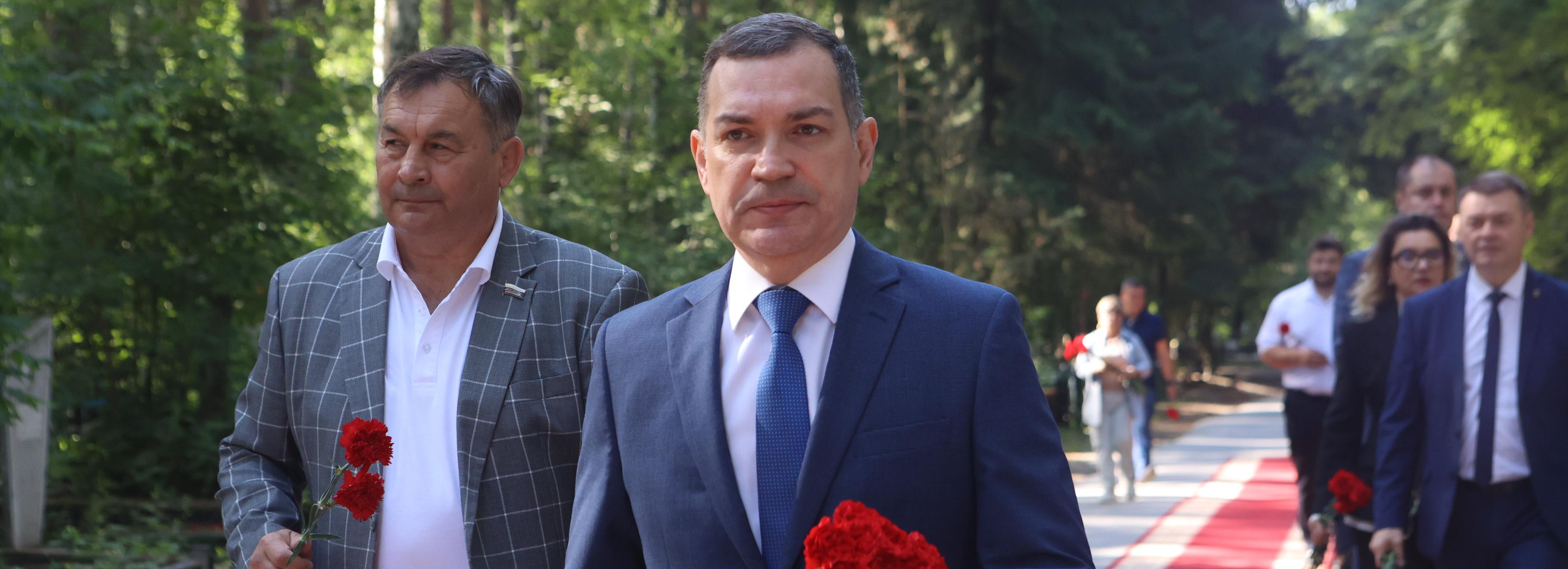 Мэр Кудрявцев возложил цветы к памятнику Николаю Тихомирову