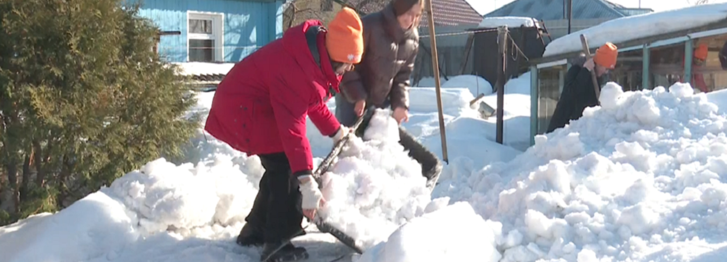 Юные снегоборцы вышли на помощь одиноким старикам в Новосибирске