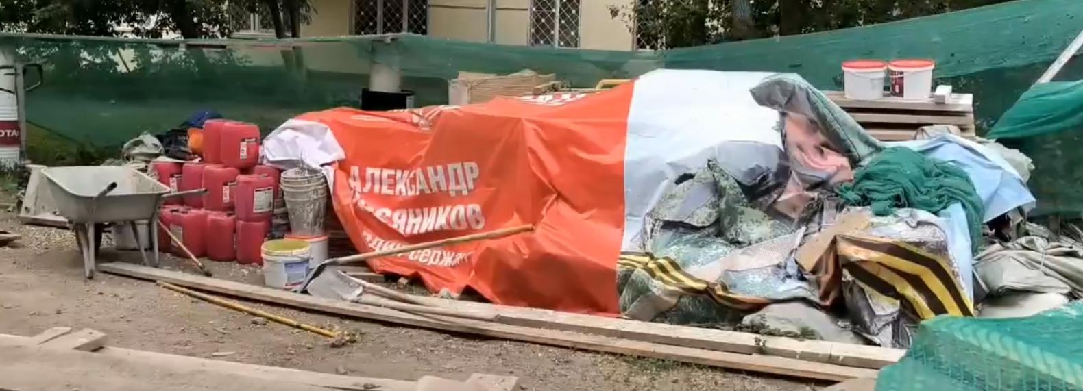 Извиниться за портрет героя на куче мусора потребовал мэр Новосибирска