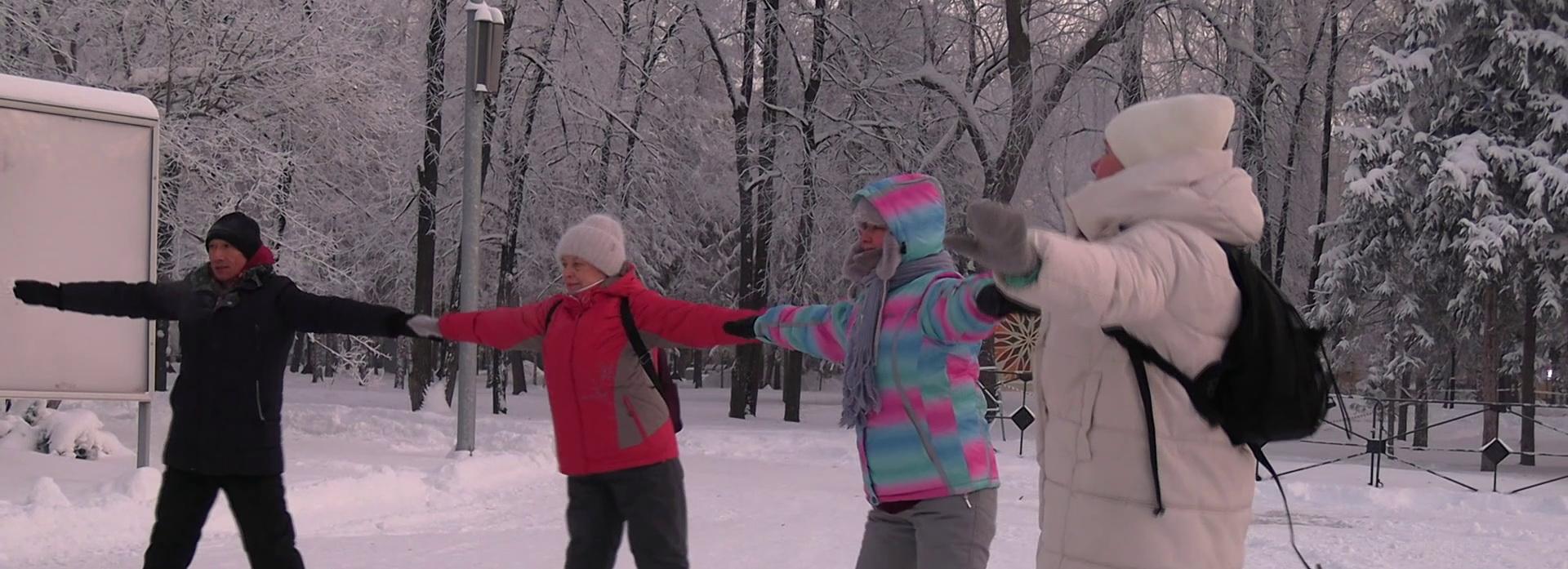 Новосибирцы вышли на гимнастику в Центральном парке в 35-градусный мороз