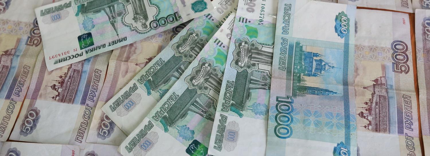 Стало известно, кому в Новосибирске за год больше всех подняли зарплату