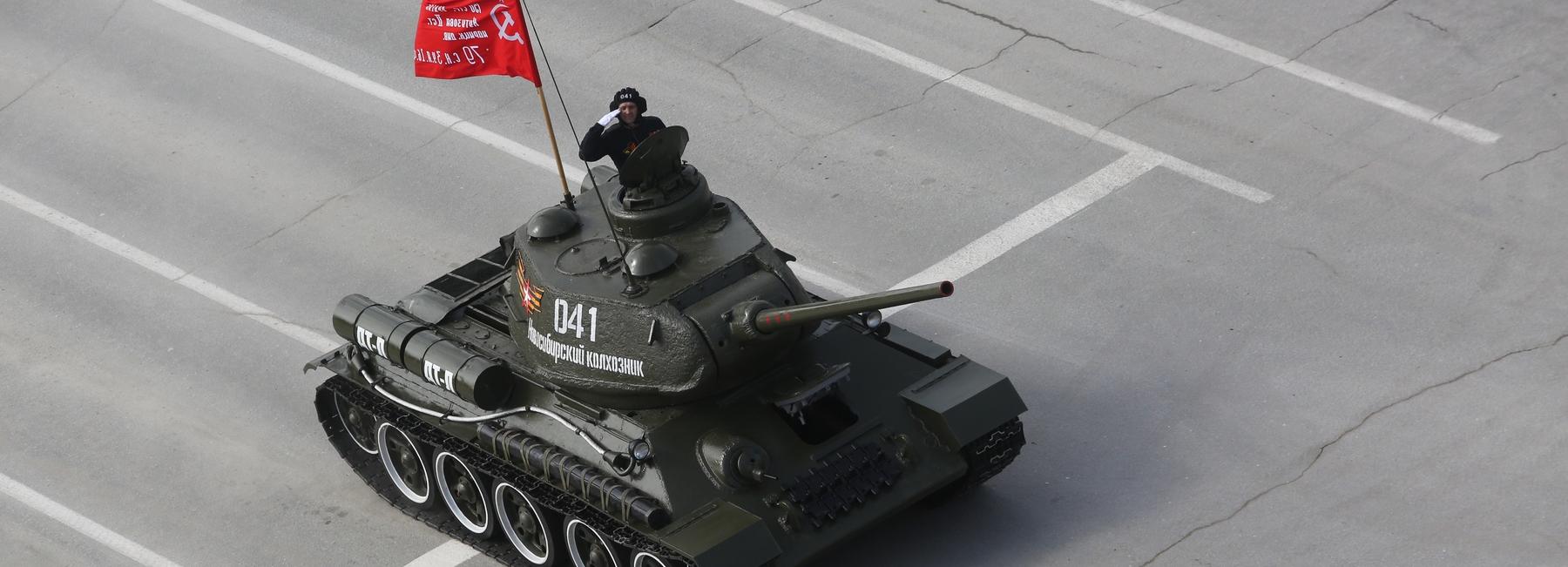 Ветераны, волонтёры и желающие — кого пустят на трибуны парада 9 Мая