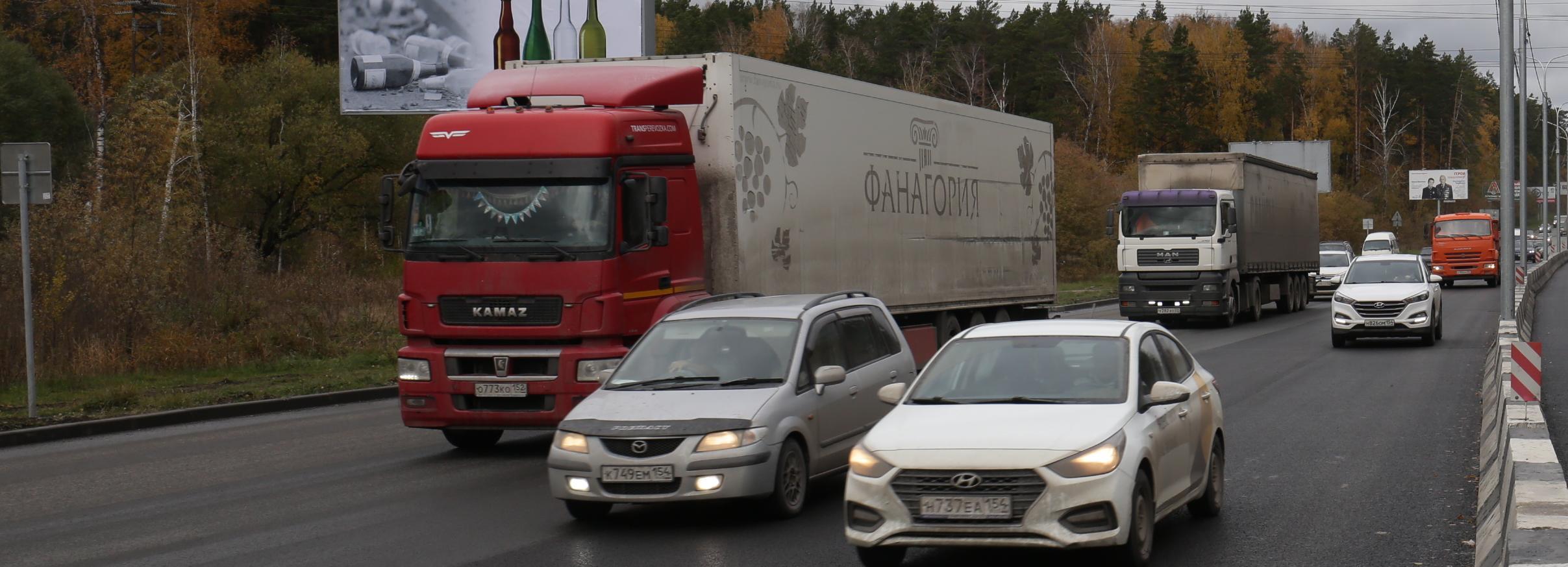На улице-дублёре Петухова запретят парковку большегрузов