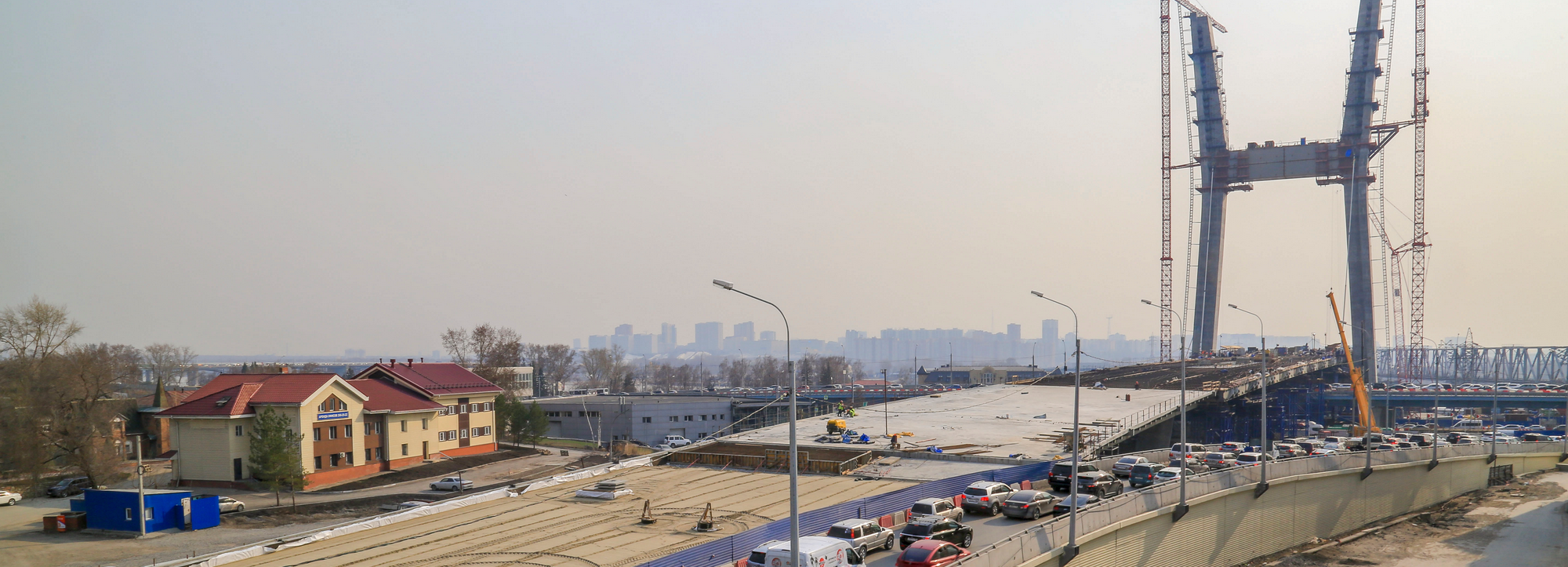 Съезд с нового моста на Ипподромскую начали закатывать в асфальт