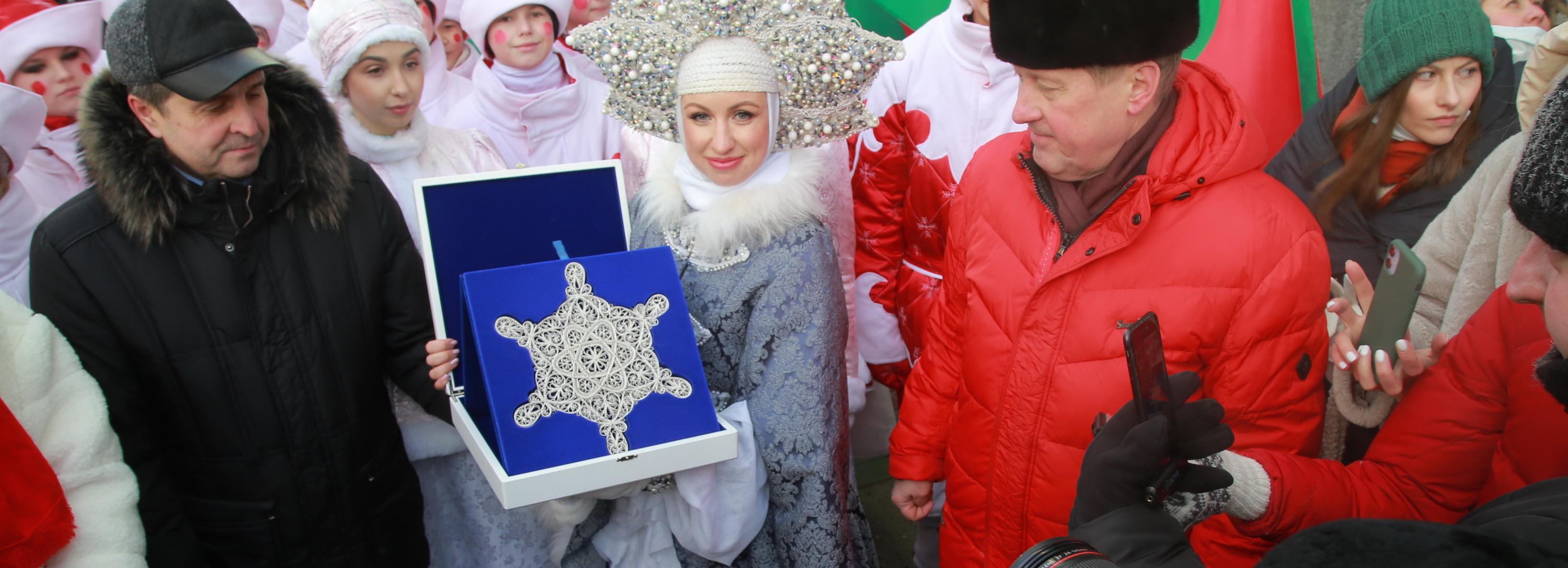 Символ новогодней столицы привезли в Новосибирск из Нижнего Новогорода