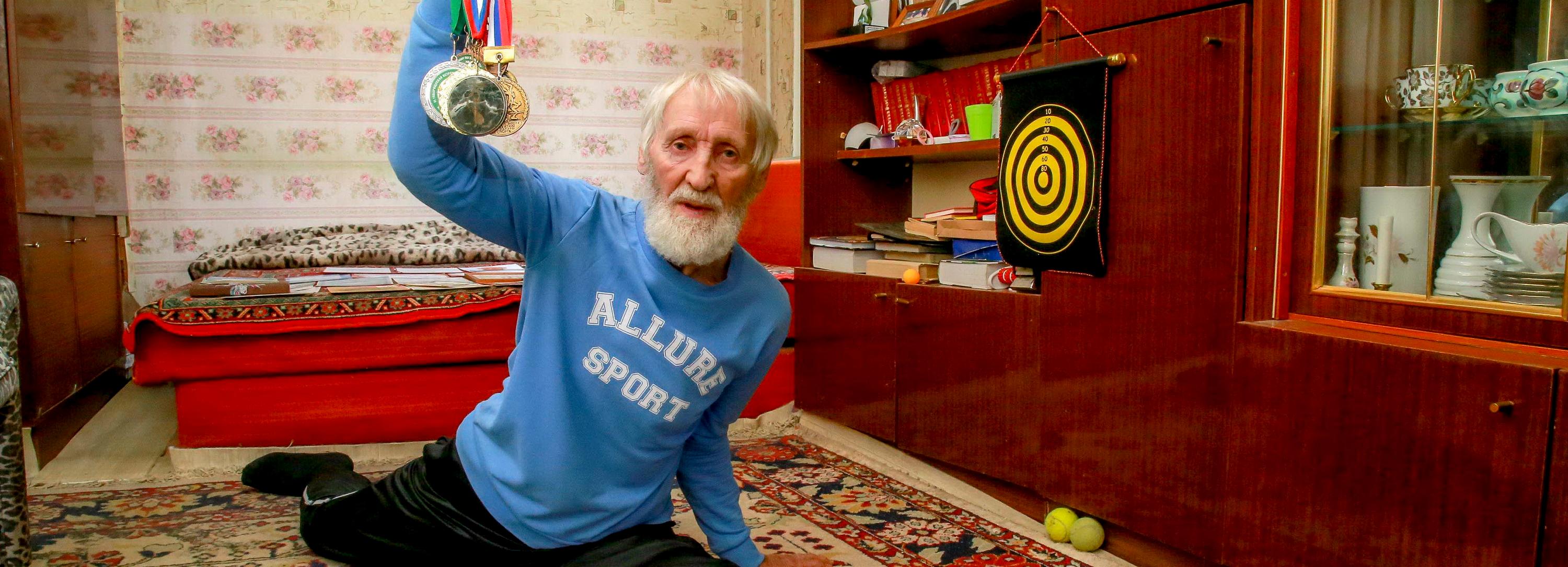 88-летний житель Академгородка садится на шпагат и включает свет ногой