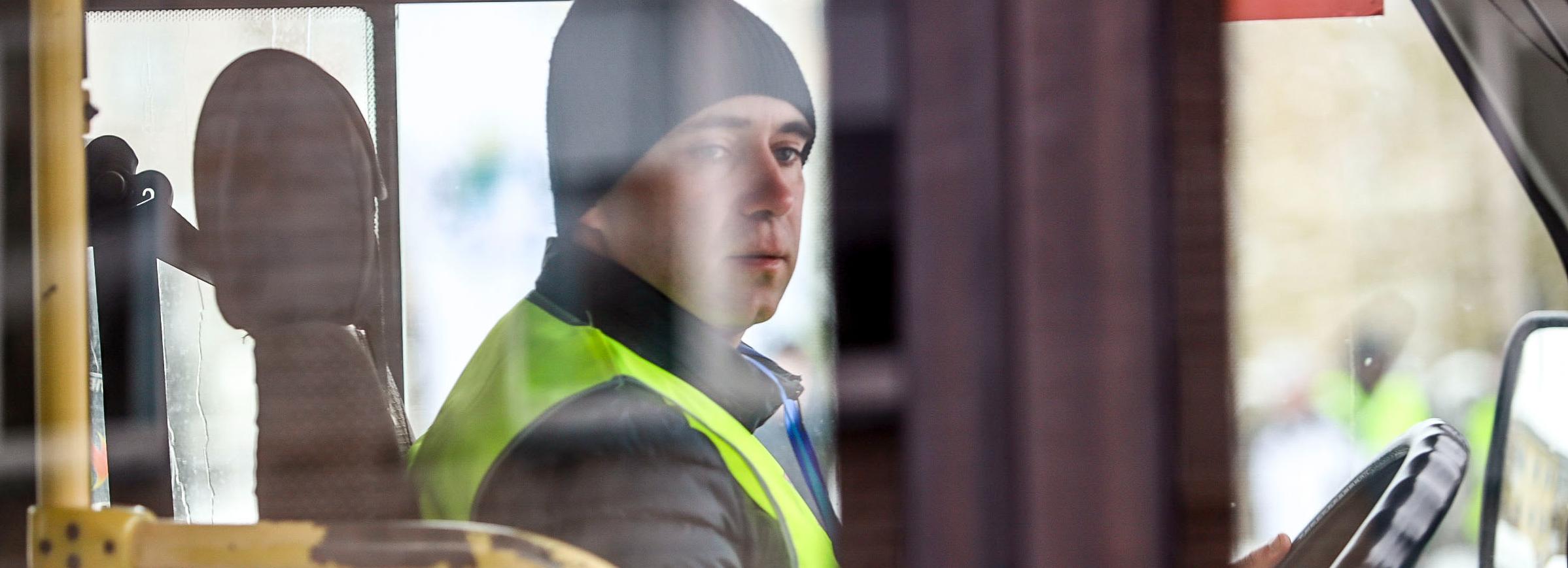 Водители автобусов блеснули мастерством на конкурсе в Новосибирске