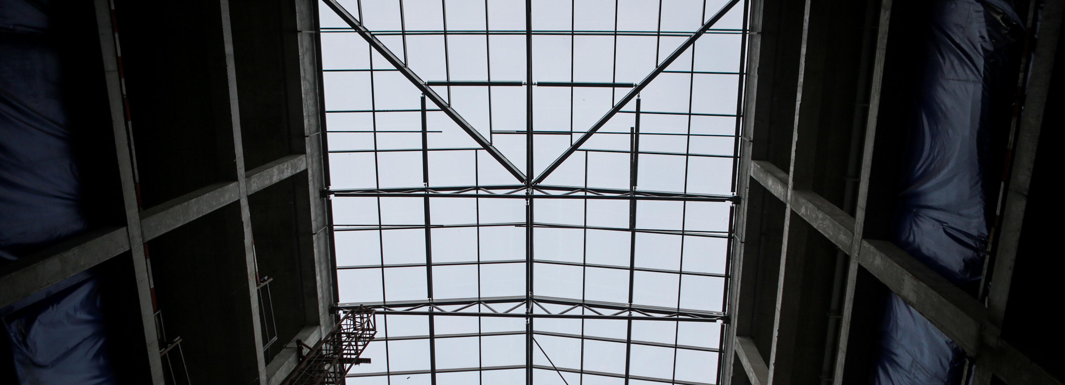 Стеклянной пирамидой накрыли новый учебный корпус НГУ