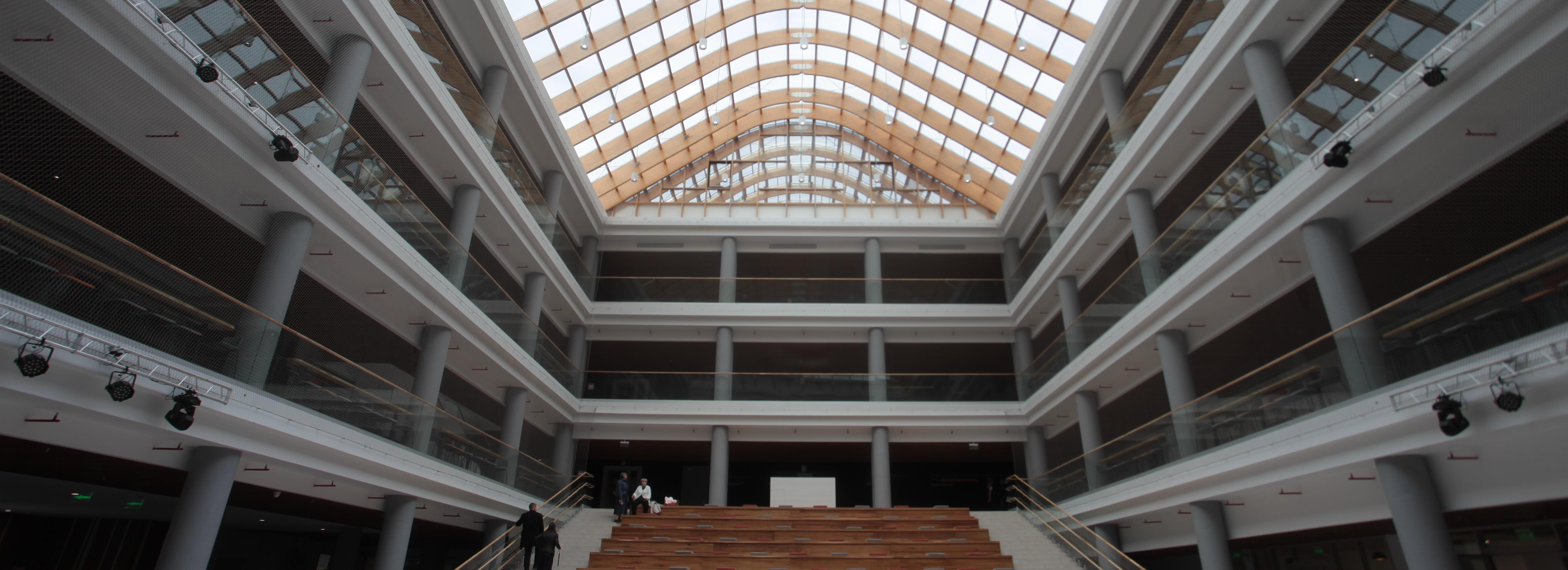 Уникальную умную школу с атриумом открыли 1 сентября в Новосибирске