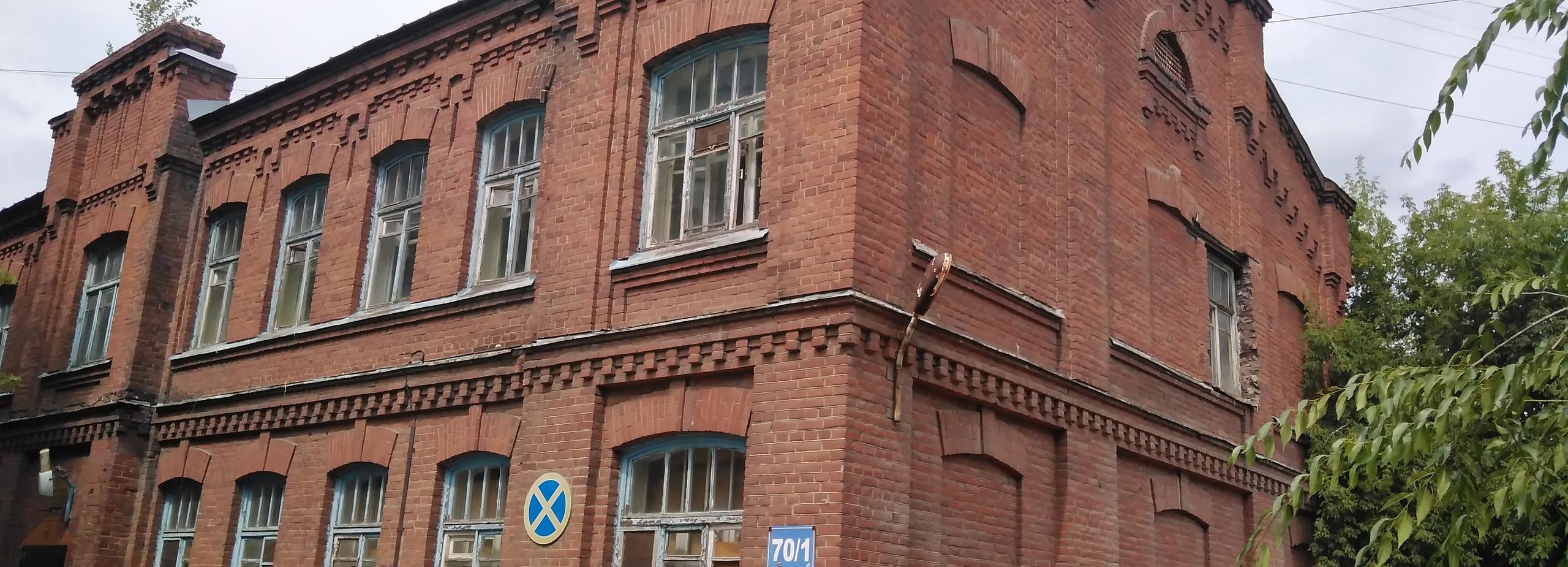 В Новосибирске отремонтируют 100-летний заброшенный роддом на Сухарной