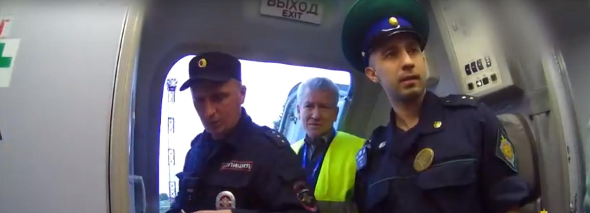 Покурившего на борту самолёта иностранца задержали в Толмачёво