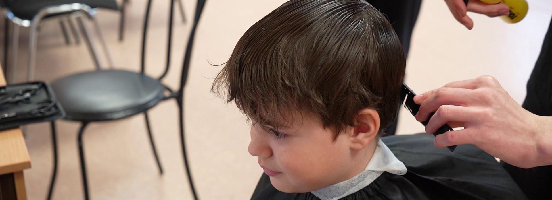 Новосибирские барберы бесплатно постригли детей бойцов спецоперации