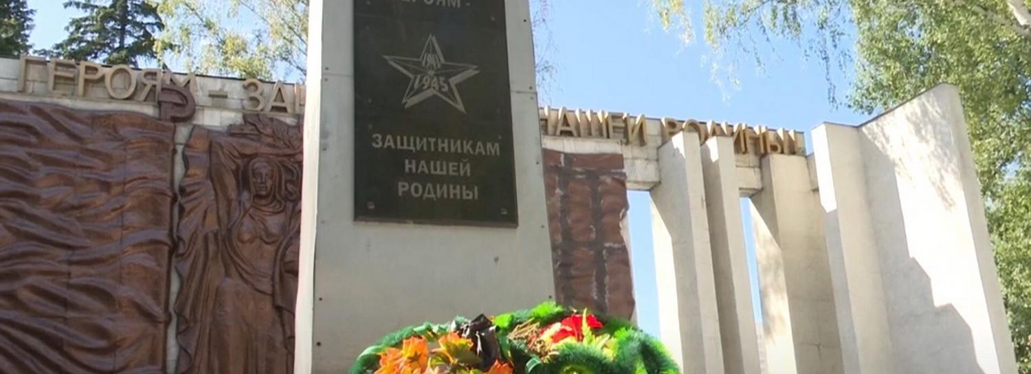 Как реставрируют медное панно на Монументе Славы первомайцам