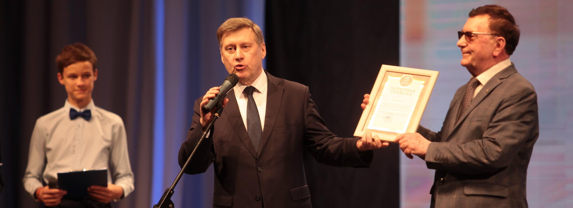 Мэр Локоть поздравил с 75-летием одну из старейших школ искусств