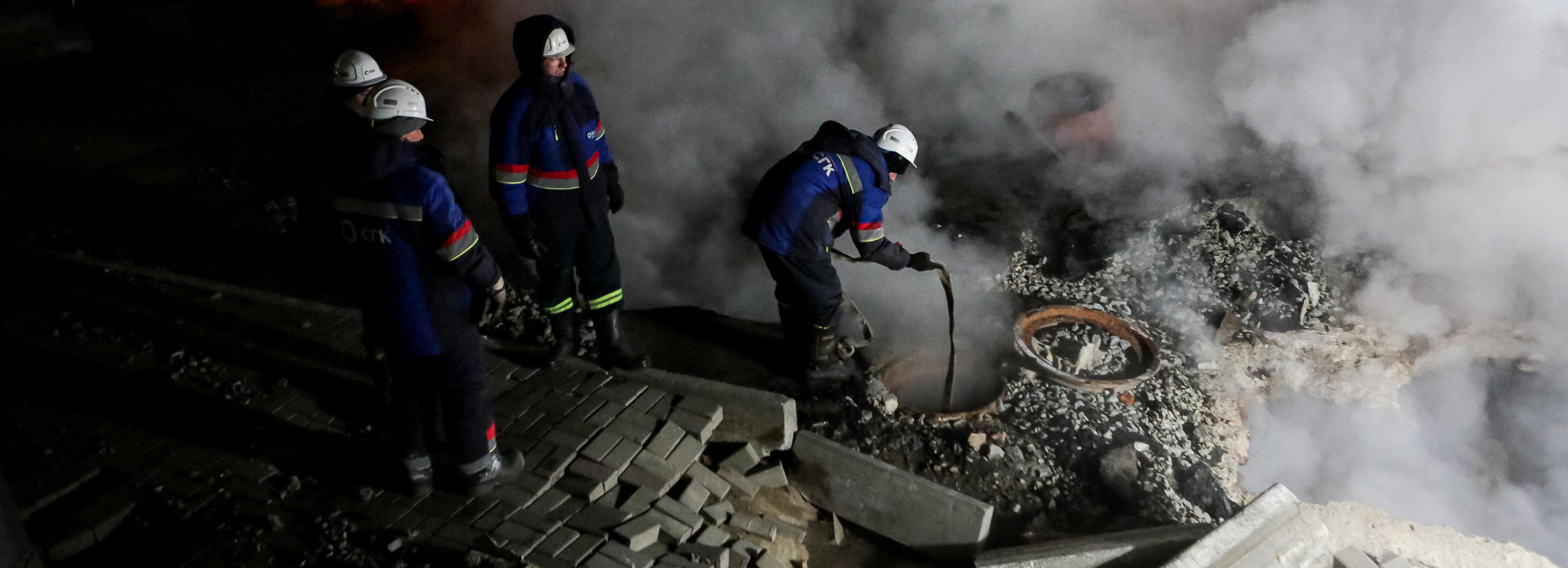 При запуске тепла на Петропавловской повредилась труба на Титова