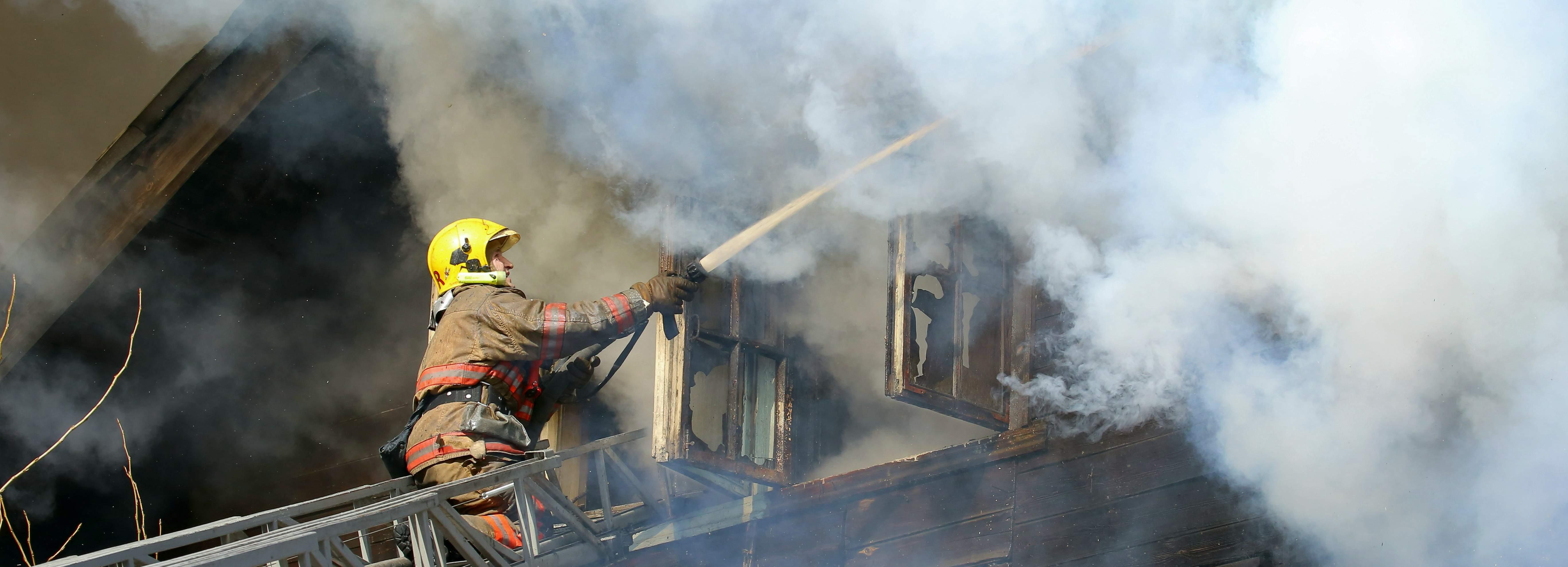 Семь десятков новосибирцев погибли за год в огне и воде