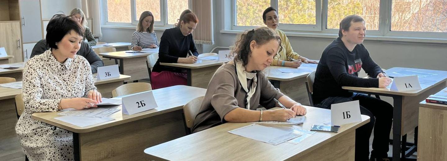 Десятки родителей сдали ЕГЭ по истории в Новосибирске