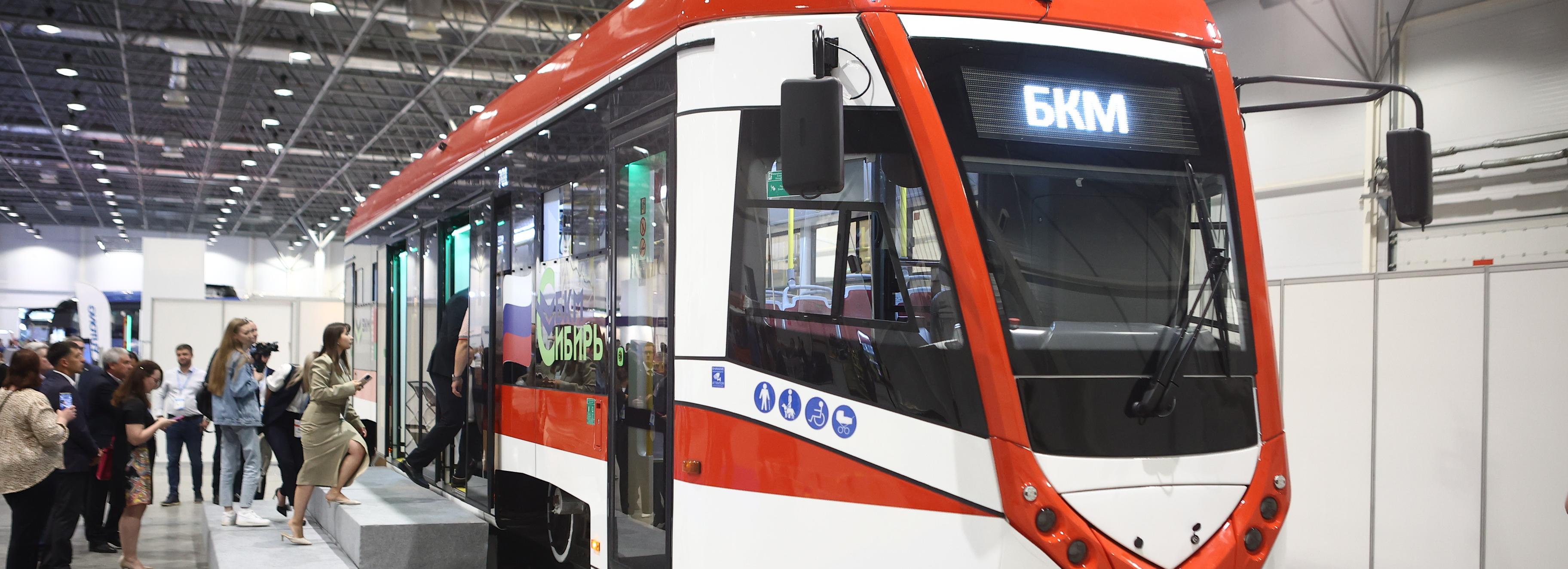 Первые трамваи в новом дизайне привезли в Новосибирск из Белоруссии