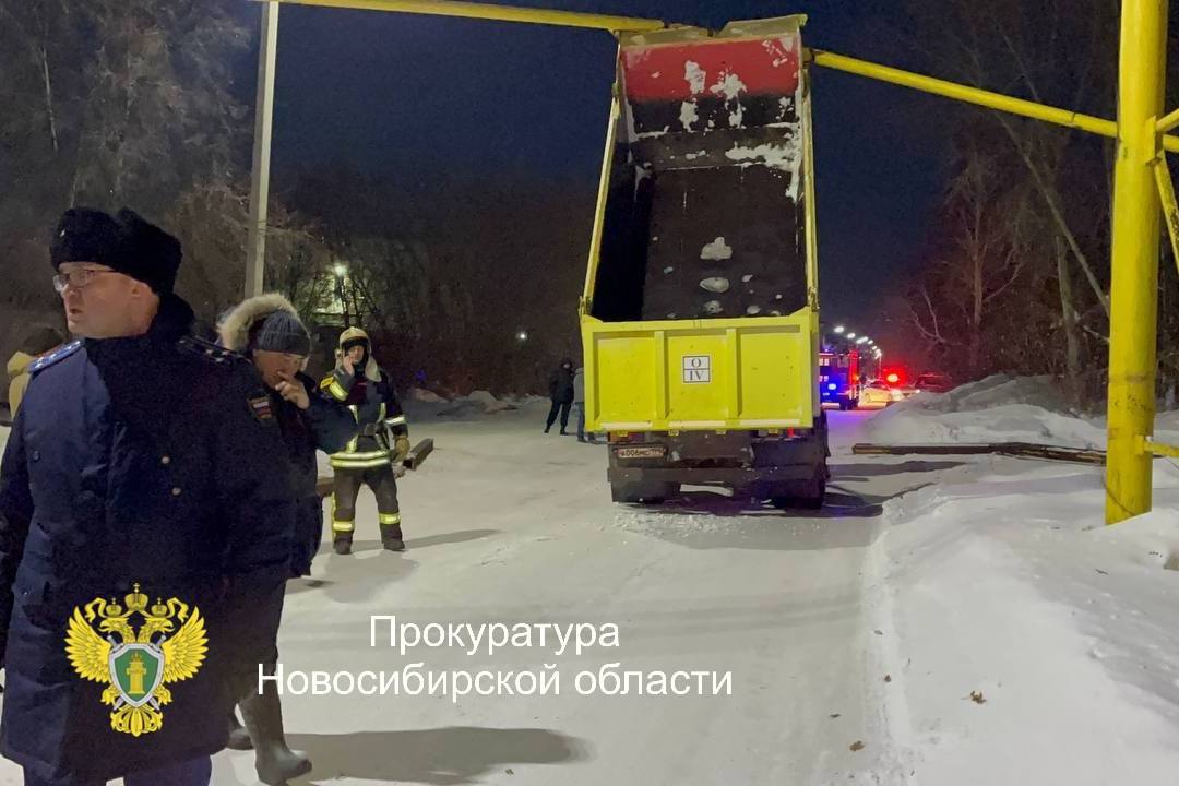 Порванный грузовиком газопровод закачивают ремонтировать под Новосибирском