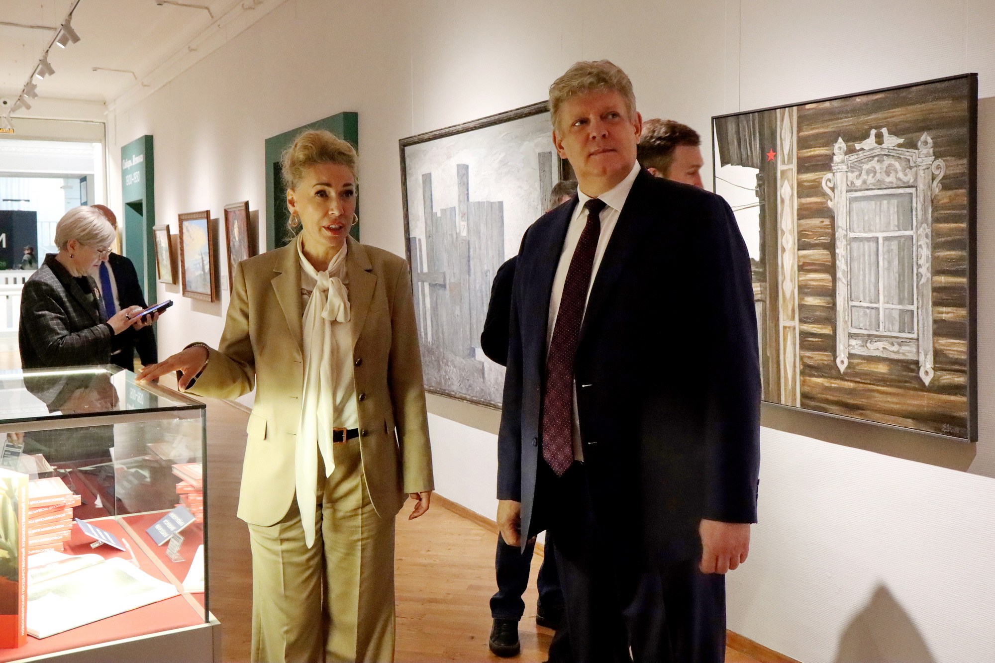 Уникальную выставку «Сны Сибири» оценил полпред Серышев в худмузее