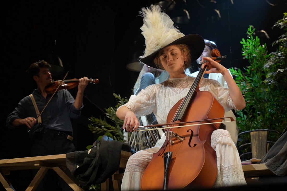 Ради «Дяди Вани» актёры «Красного факела» освоили скрипку и кларнет